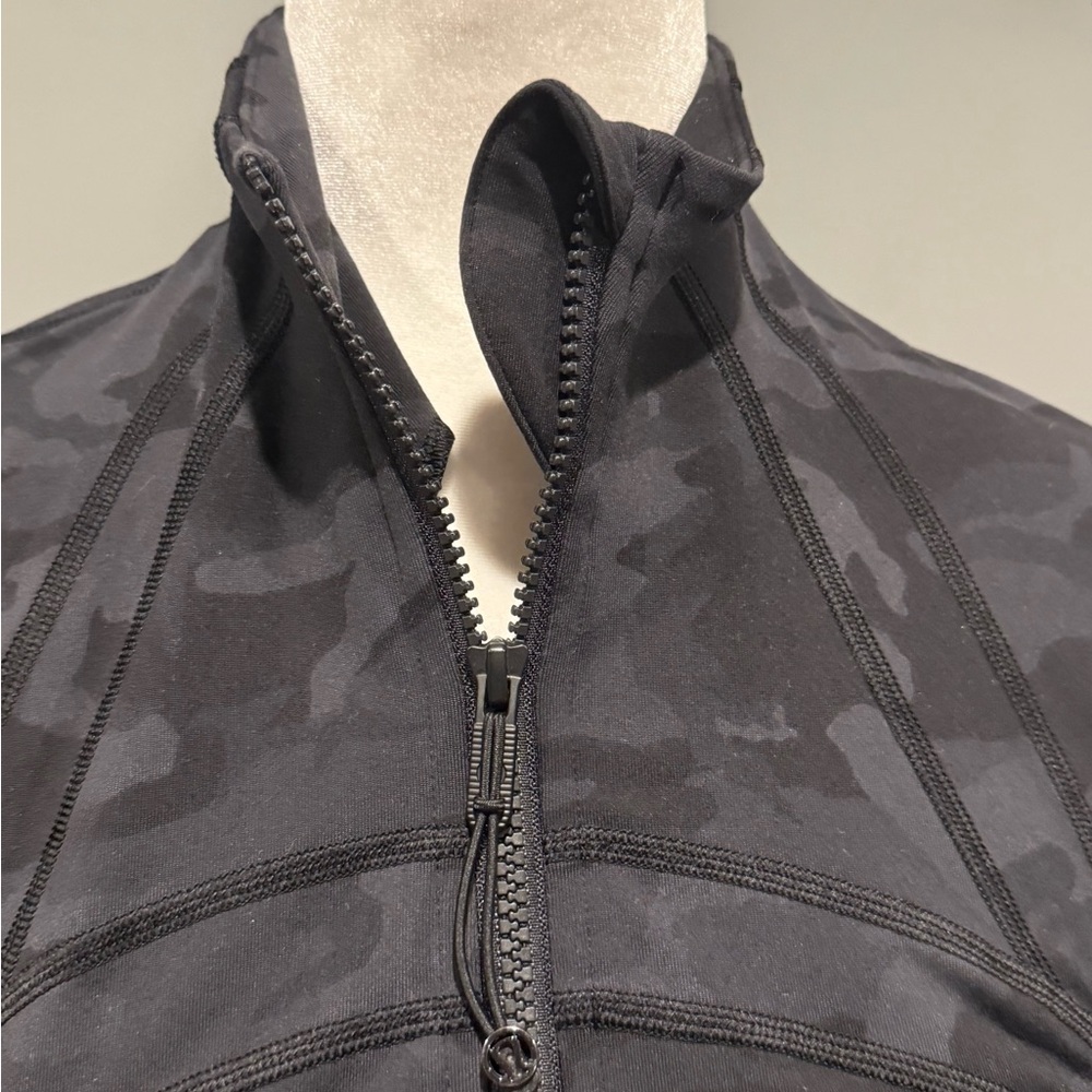 *PRE-OWNED* lululemon athletica Size 6 Define Jacket Nulu - Picture 2 of 13